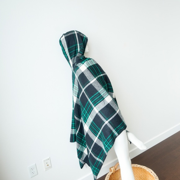 NWOT 💚💙 Urban Outfitters Plaid Hooded Poncho Wrap - O/S Navy Blue & Green - Picture 10 of 12